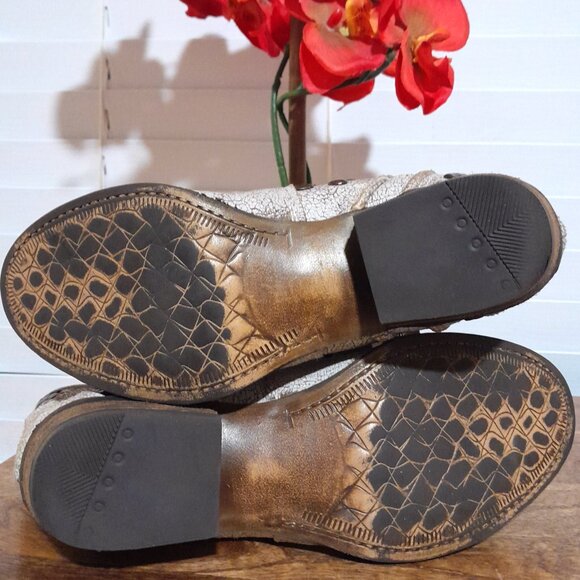 Distressed White Leather Metal Studs Corky's Girl Ankle Boots Size 7 PREOWNED - Picture 6 of 10